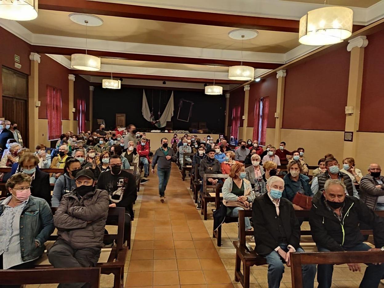 Los vecinos del valle, reunidos durante la asamblea de ayer. 