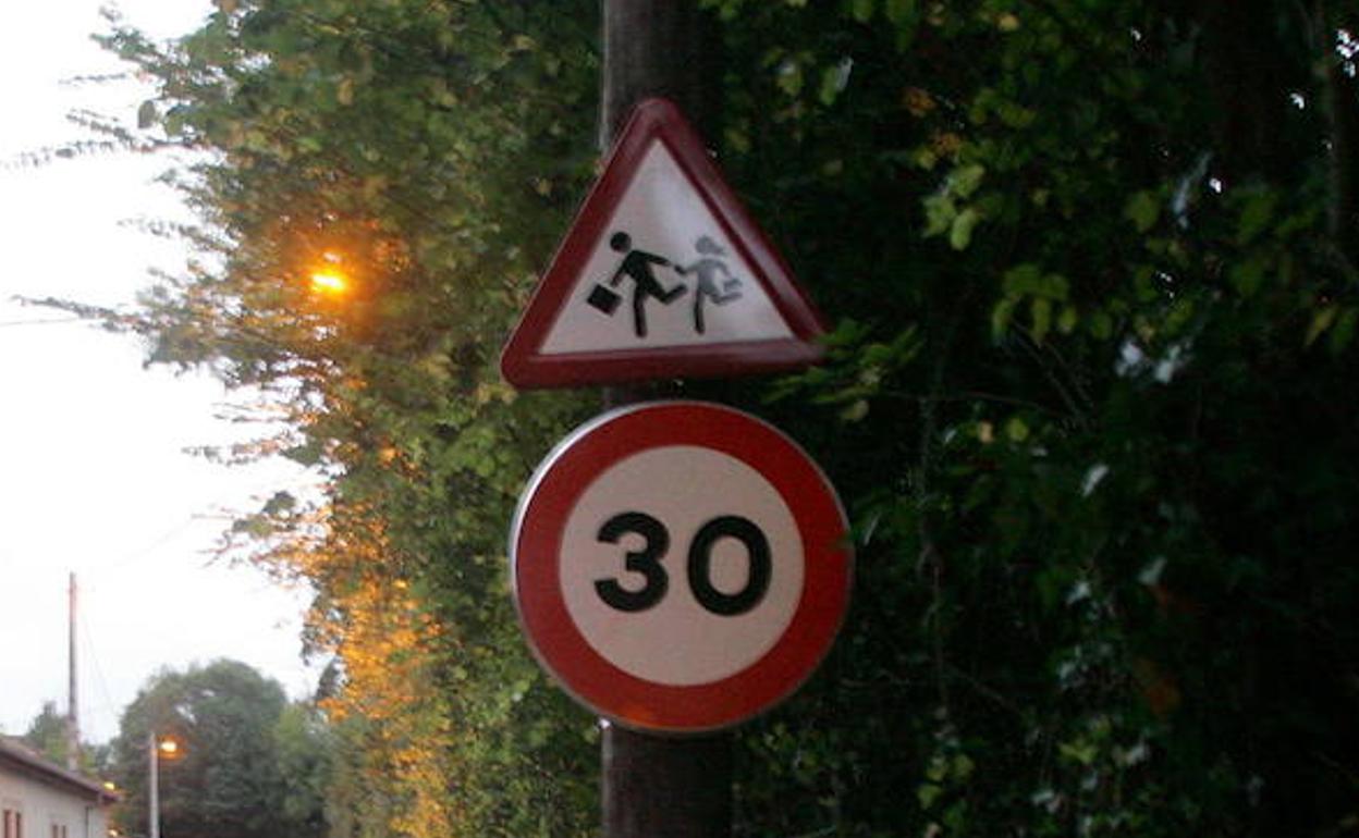 Señalización vial que indica la proximidad de un centro escolar. 