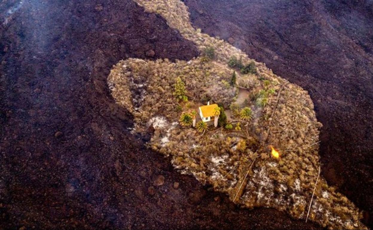 'La Casita' rodeada por la lava del volcán de Cumbre Vieja. 