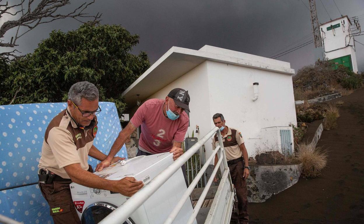 Vecinos de Todoque evacuados se apuran en recoger sus pertenencias. 