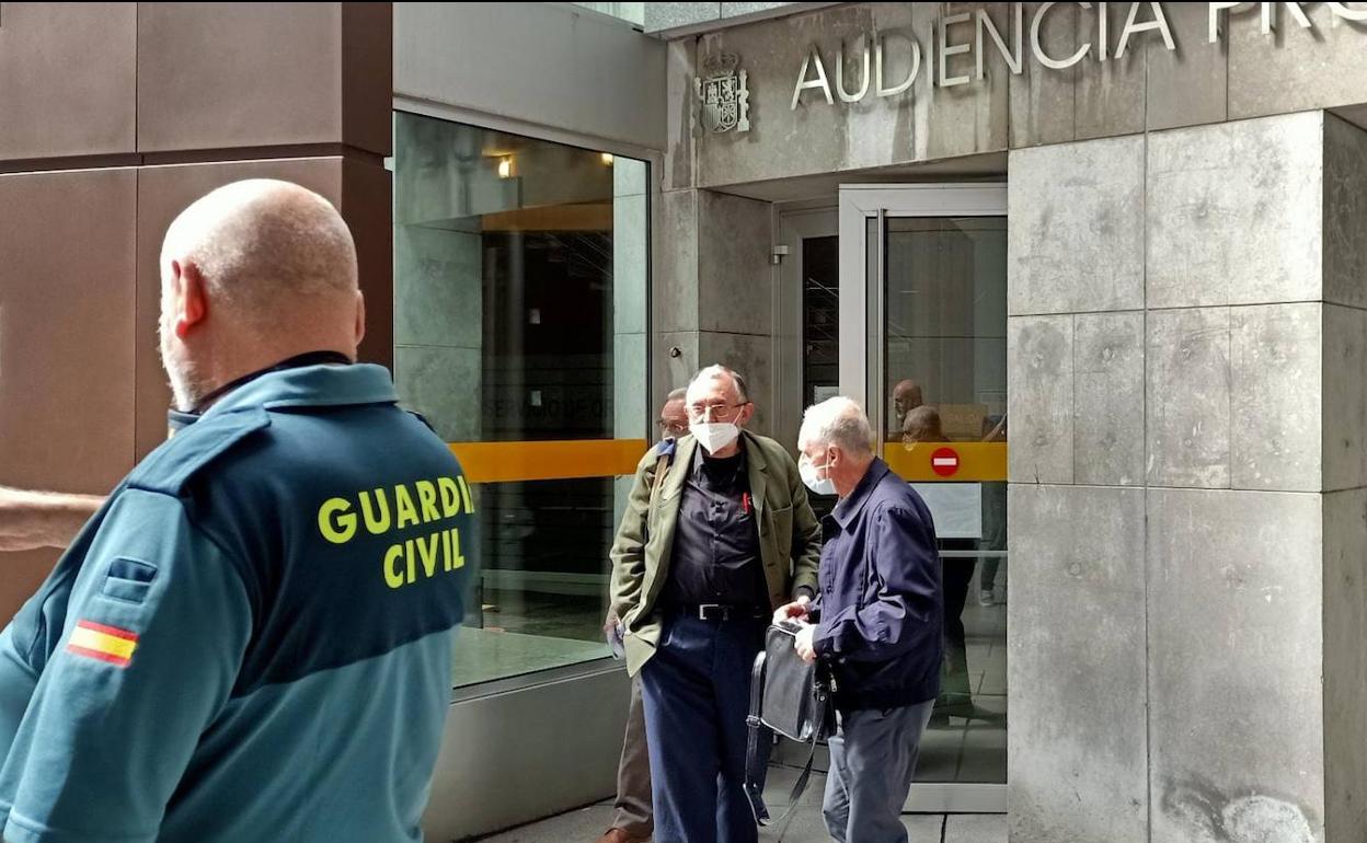 José María Hevia y Manuel Ángel Acebal a su salida del Palacio de Justicia ayer.