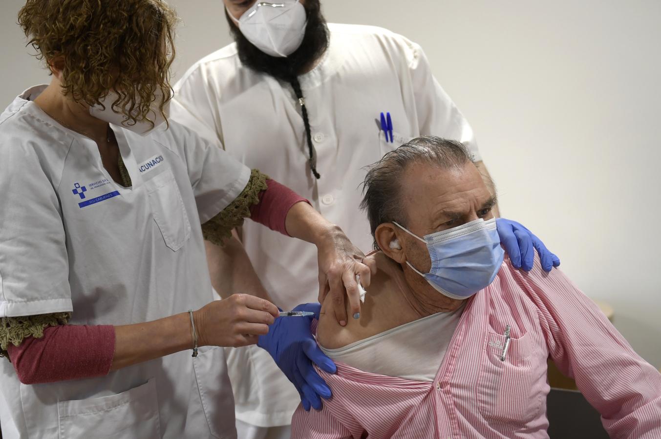 El Principado da inicio a las terceras inoculaciones a los mayores, la residencia mixta de Pumarín, en Gijón, el lugar elegido para empezar