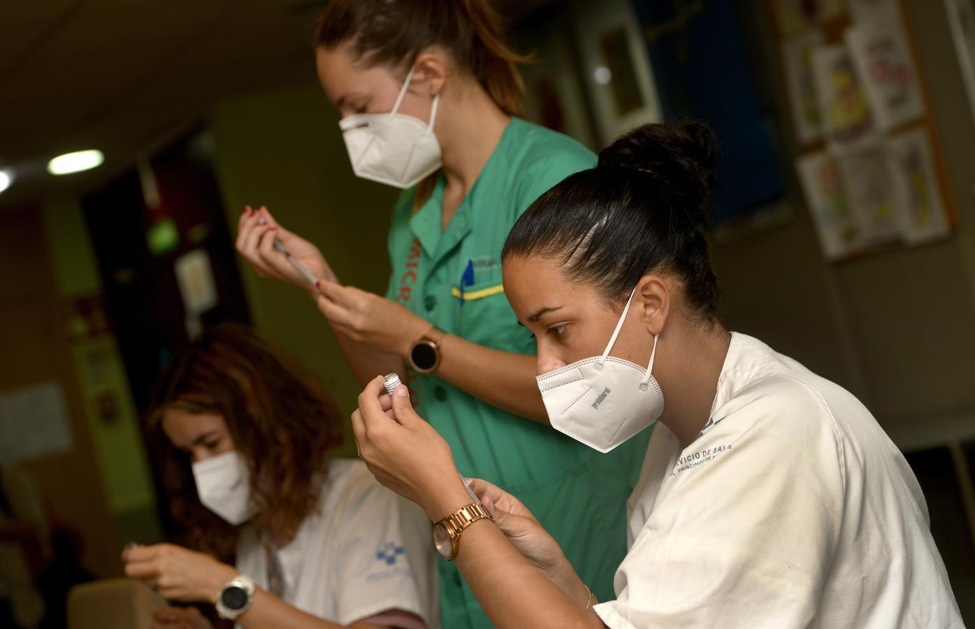 El Principado da inicio a las terceras inoculaciones a los mayores, la residencia mixta de Pumarín, en Gijón, el lugar elegido para empezar