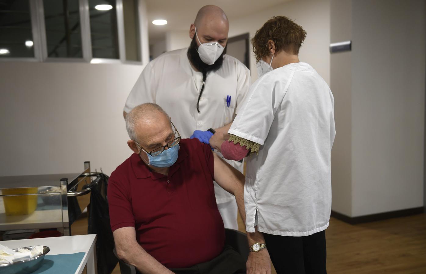 El Principado da inicio a las terceras inoculaciones a los mayores, la residencia mixta de Pumarín, en Gijón, el lugar elegido para empezar