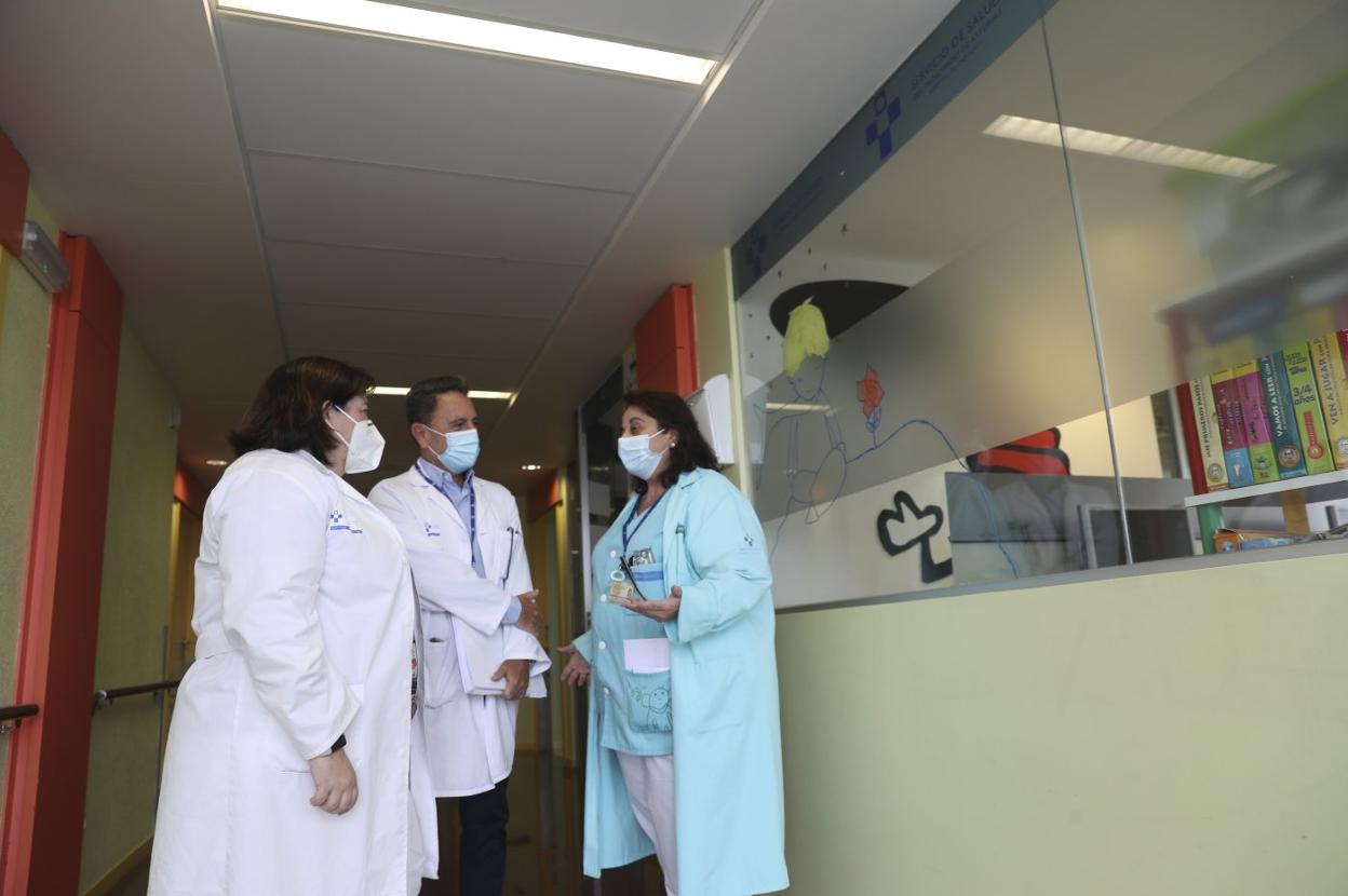 La jefa de Pediatría, Nuria Fernández; el gerente, Manuel Bayona; y la supervisora de Enfermería, Andrea Cuesta, en la sexta planta, a la que el servicio confía en trasladarse «en breve». 
