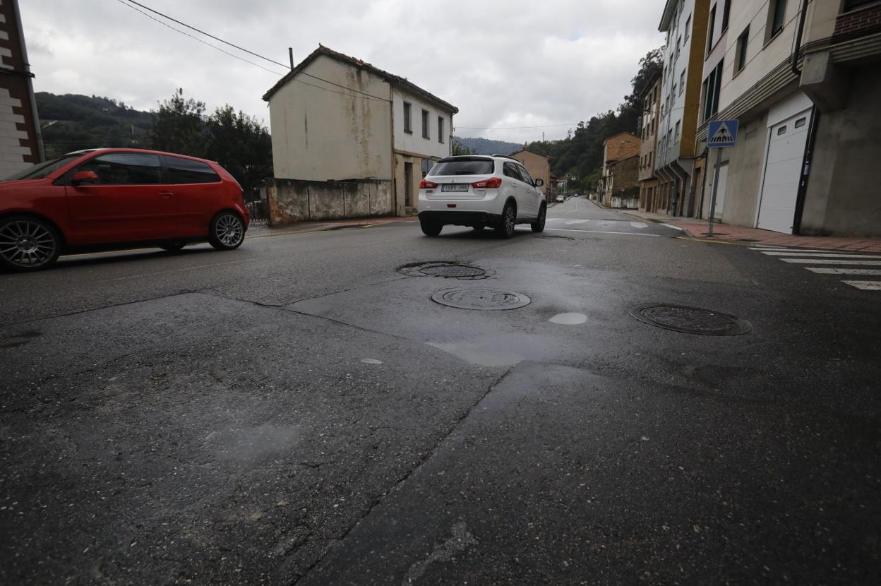 La zona de La Venta, en Blimea, donde los baches y las alcantarillas son evidentes. 