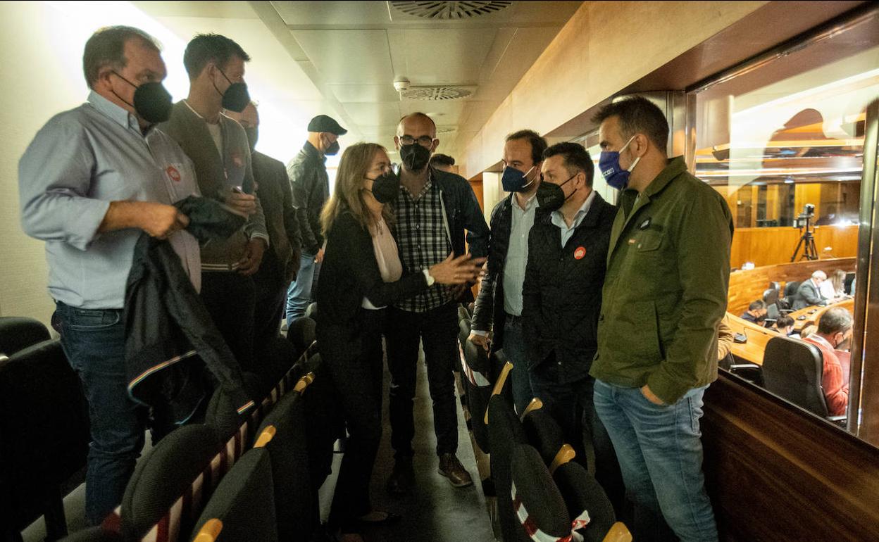 La diputada Ángela Vallina conversa con los responsables de UGT y CC OO que acudieron a la Junta General.