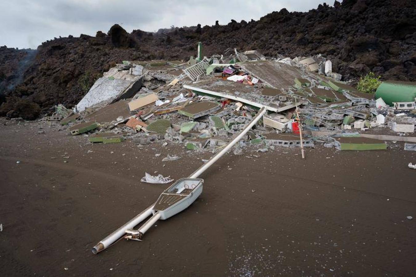 La lengua de lava del volcán de Cumbre Vieja, que entró en erupción el pasado domingo en La Palma, ha arrasado más de 166 hectáreas y centenares edificaciones. Aún sigue en fase explosiva y sus cenizas ya han llegado a la isla de La Gomera. La columna de gases de la erupción ya alcanza una altura de seis kilómetros sobre el nivel del mar. 