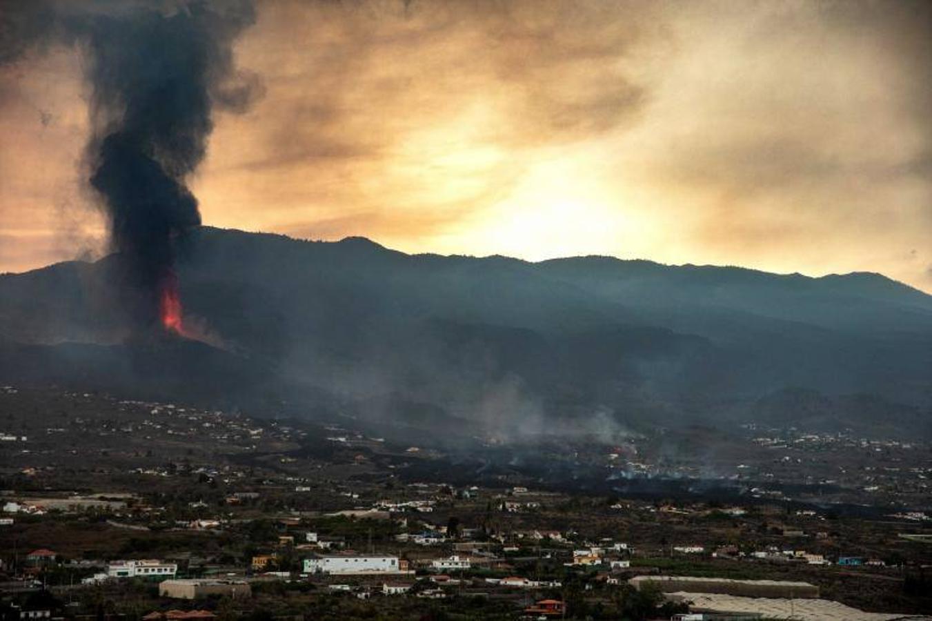 La lengua de lava del volcán de Cumbre Vieja, que entró en erupción el pasado domingo en La Palma, ha arrasado más de 166 hectáreas y centenares edificaciones. Aún sigue en fase explosiva y sus cenizas ya han llegado a la isla de La Gomera. La columna de gases de la erupción ya alcanza una altura de seis kilómetros sobre el nivel del mar. 