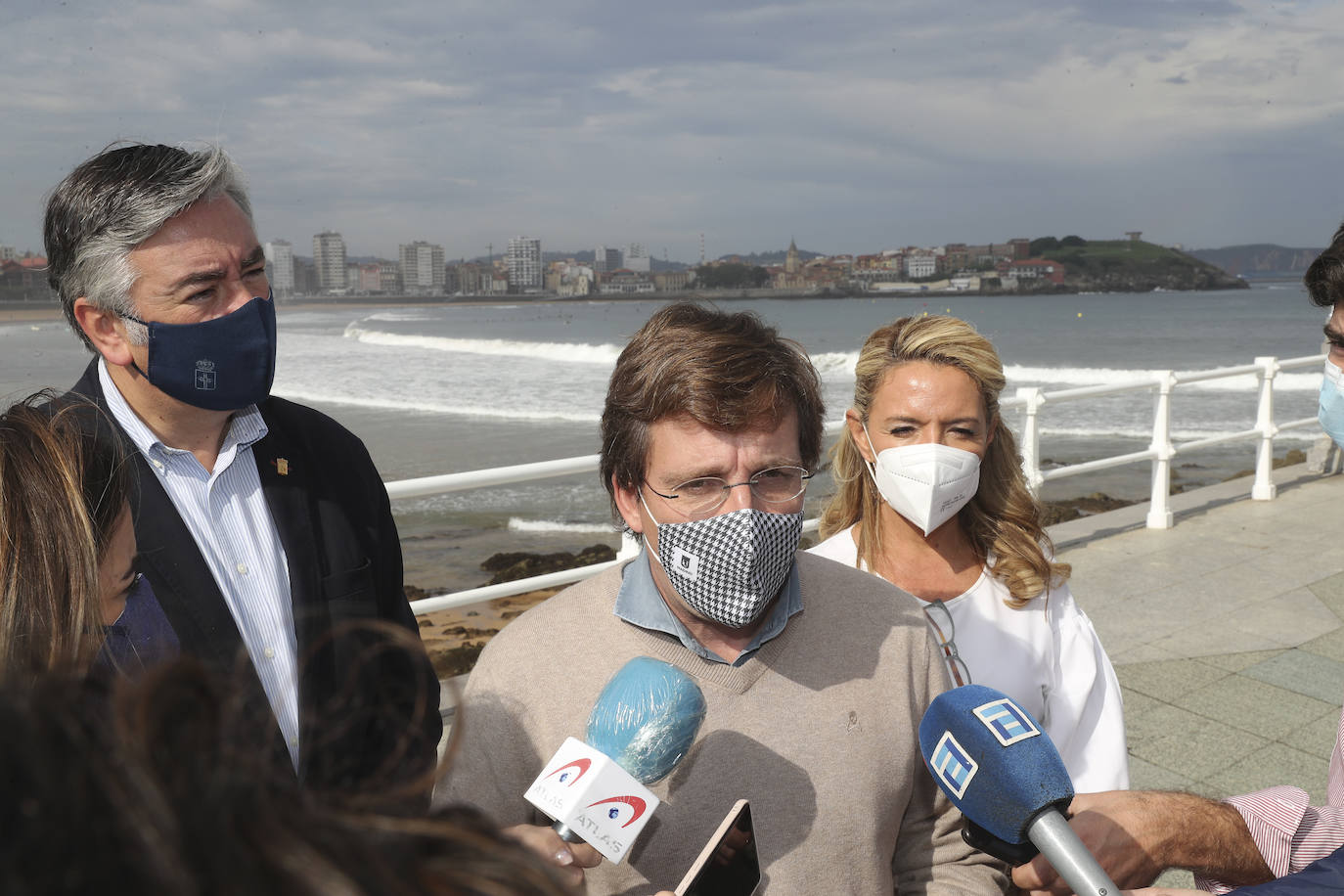 Martínez-Almeida participó en un encuentro con afiliados y simpatizantes de la Junta Local gijonesa del PP
