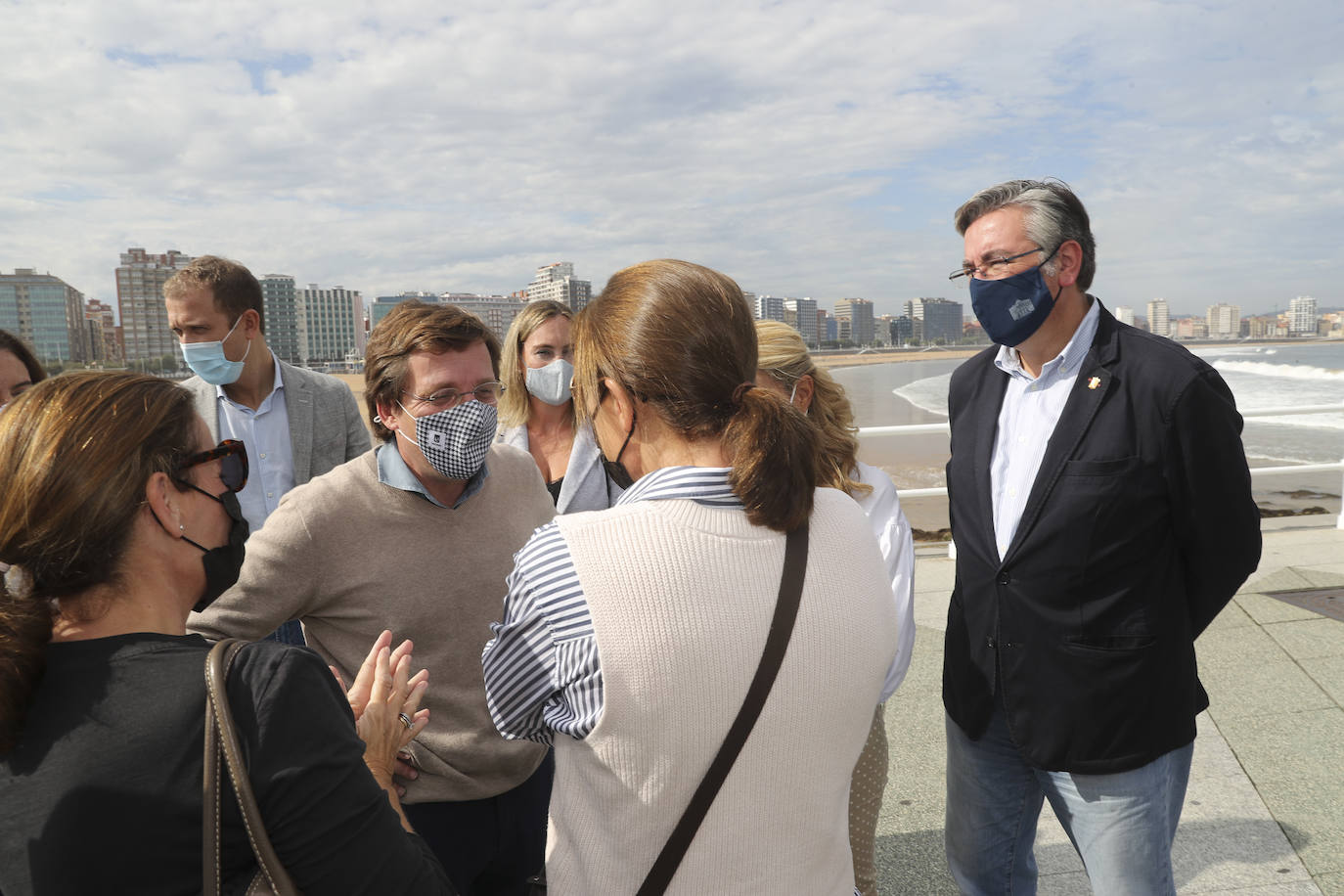 Martínez-Almeida participó en un encuentro con afiliados y simpatizantes de la Junta Local gijonesa del PP