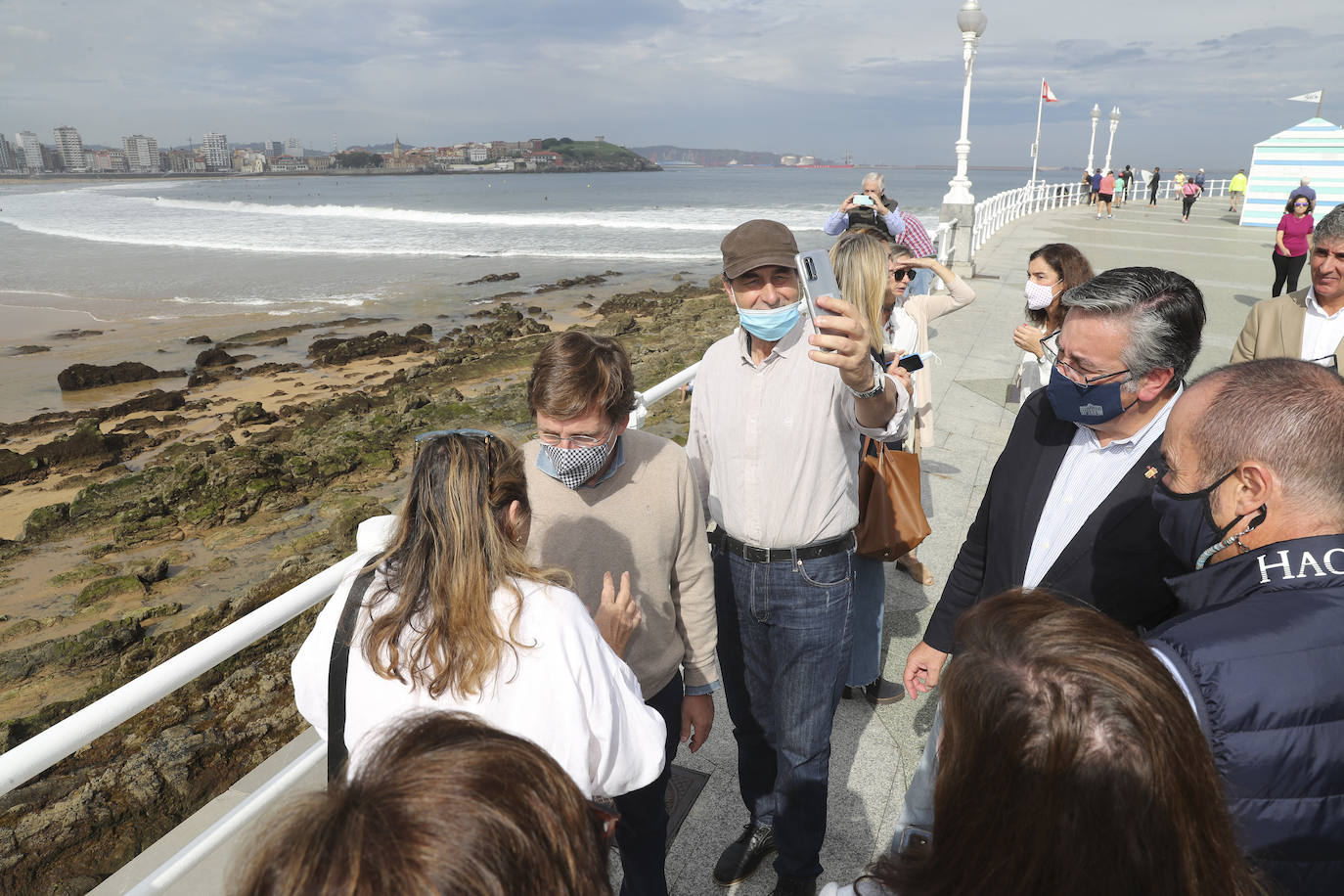 Martínez-Almeida participó en un encuentro con afiliados y simpatizantes de la Junta Local gijonesa del PP