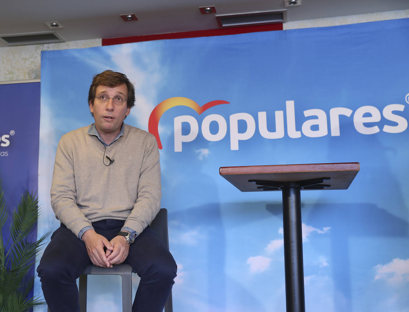 Martínez-Almeida participó en un encuentro con afiliados y simpatizantes de la Junta Local gijonesa del PP