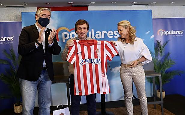Martínez-Almeida, entre Pablo González y Teresa Mallada, enseña orgulloso la camiseta del Sporting que le regalaron