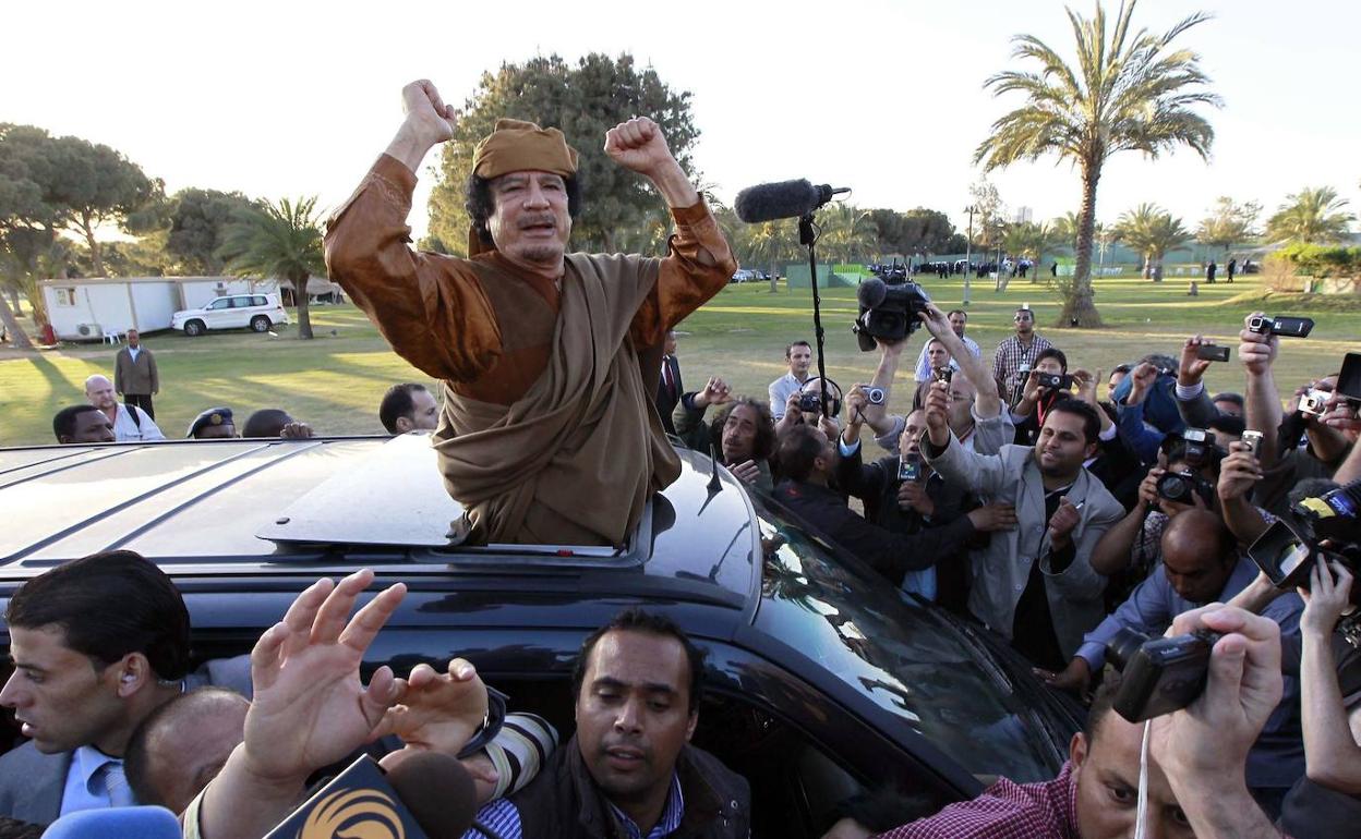 El líer libio Muamar Gadafi, jaleado por sus seguidores en 2011. 