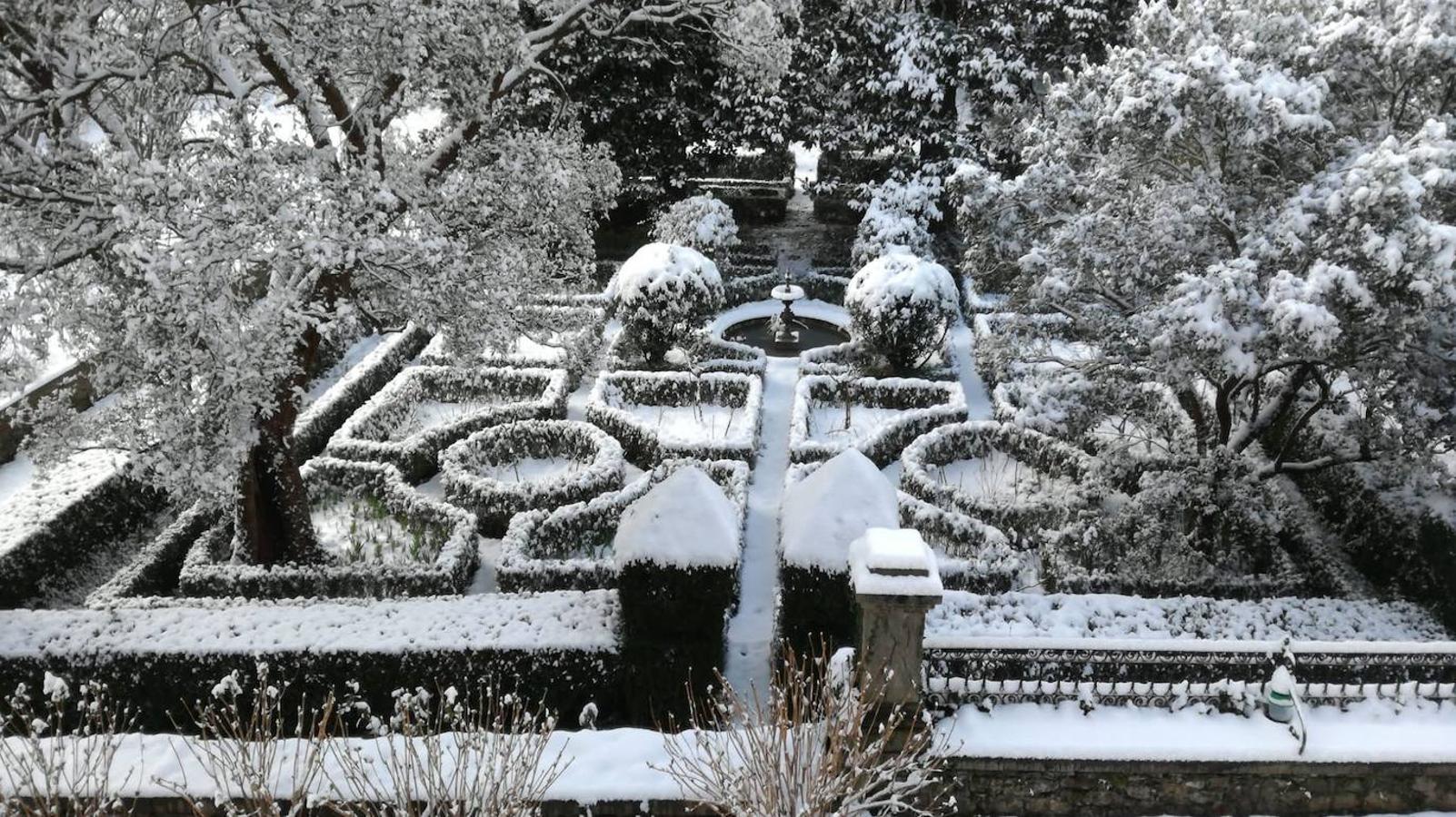 Espectacular vista del jardín simétrico francés sin obstaculización foliar durante la nevada del 28 de febrero de 2018.