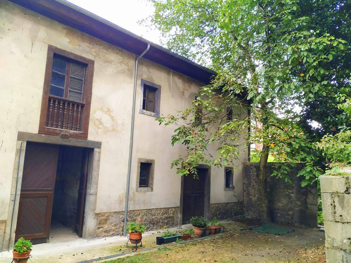 Cuadra de caballos y casa de caseros encima, frente a la entrada al jardín nuevo. 