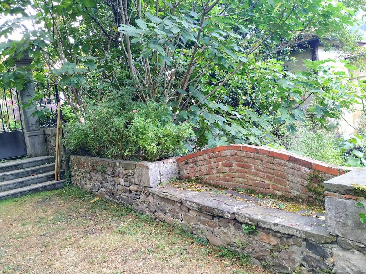 Bancos efectuados con fábrica de ladrillo ondulada para el respaldo y piedra para el asiento aprovechando los muros del jardín francés. 