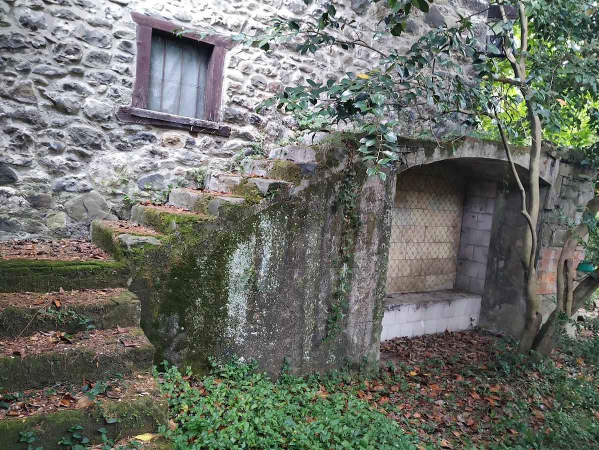 Escalerita del paseo romántico volado sobre el banco de azulejo cubierto que diseñó el ingeniero Vicente Regueral alrededor de la casa del administrador de la finca, donde nació Vital Aza. 