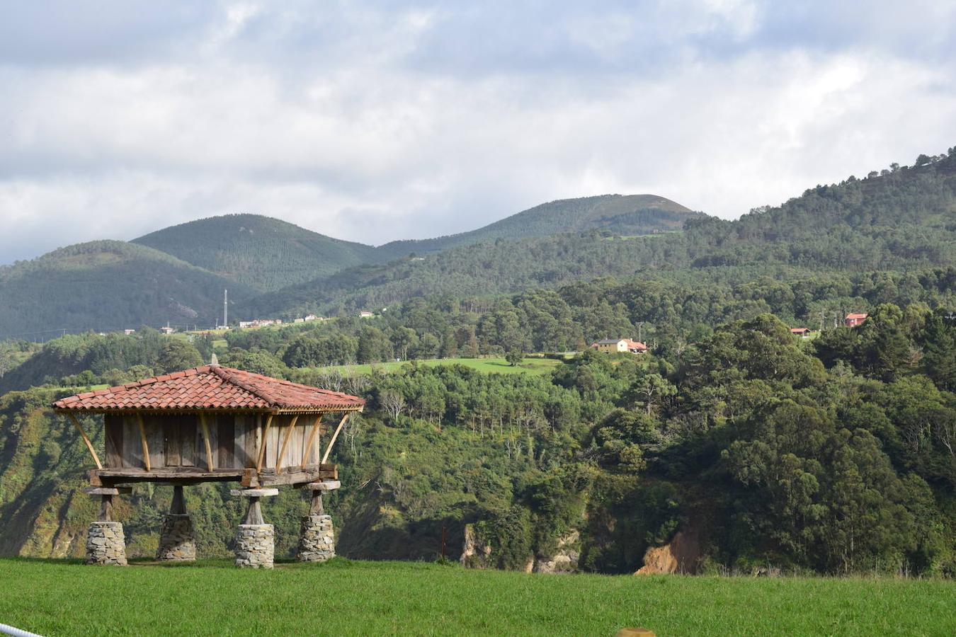 En el pueblo de Cadavedo y en pleno concejo de Valdés, es donde esta vez te acercamos y donde se encuentra el mirador de La Regalina, uno de esos lugares especiales que pueden encontrarse a ras de la costa asturiana y desde el que podrás disfrutar de una de las mejores vistas del occidente asturiano y del litoral. Un estupendo balcón en el que los pastos verdes tiñen de color un paisaje único y en el que la gran protagonista es una pequeña ermita de 1931 y dos hórreos, los cuales se encargan de presidir los acantilados de más de 70 metros sobre los que se ubica este mirador. Una panorámica única que nos acerca a ese Paisaje Protegido de la Costa Occidental Asturiana en el que se fusionan a la perfección mar y montaña, regalándonos unas vistas inigualables de la Playa de Cadavedo y Ribón y al arenal de Churín.