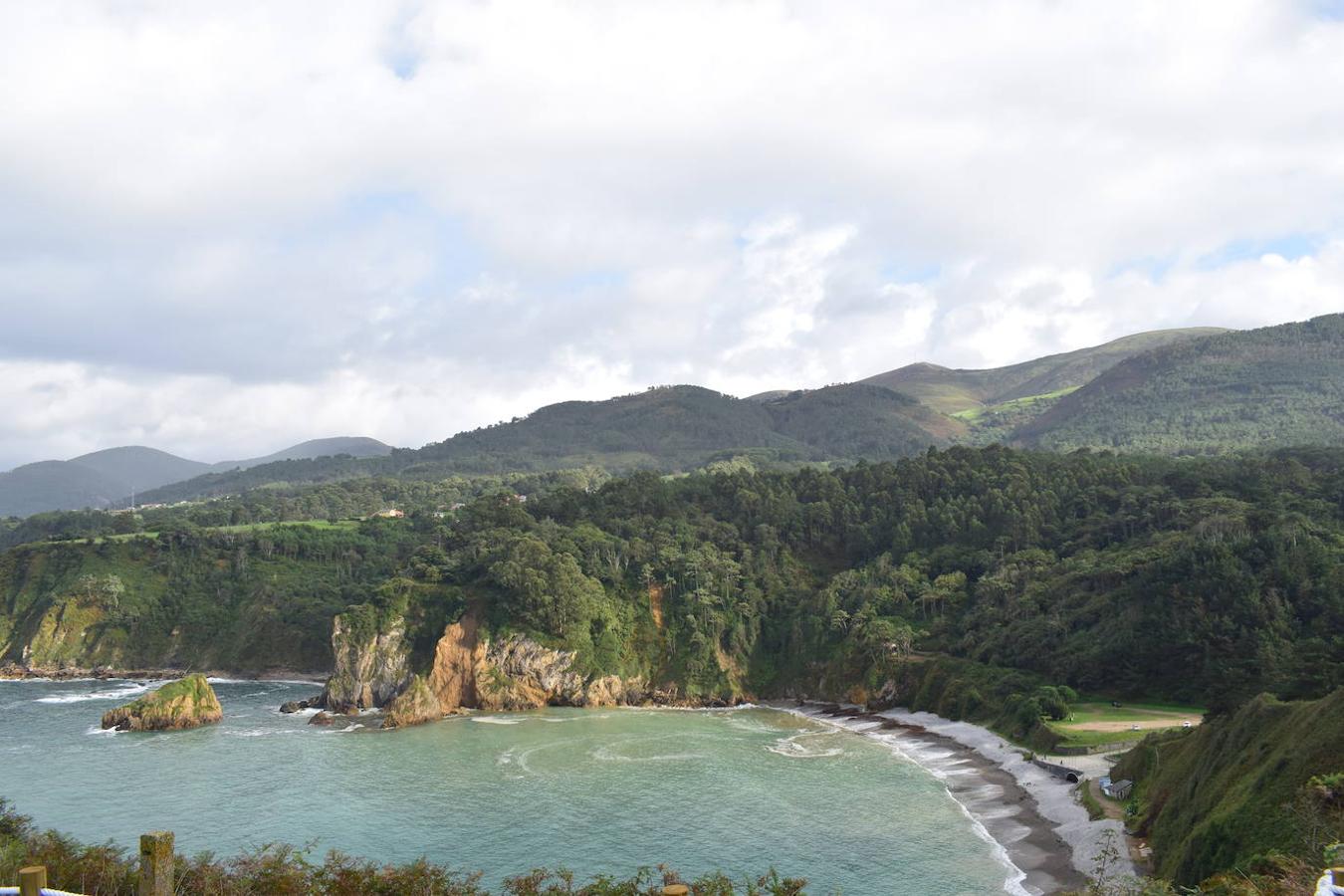 En el pueblo de Cadavedo y en pleno concejo de Valdés, es donde esta vez te acercamos y donde se encuentra el mirador de La Regalina, uno de esos lugares especiales que pueden encontrarse a ras de la costa asturiana y desde el que podrás disfrutar de una de las mejores vistas del occidente asturiano y del litoral. Un estupendo balcón en el que los pastos verdes tiñen de color un paisaje único y en el que la gran protagonista es una pequeña ermita de 1931 y dos hórreos, los cuales se encargan de presidir los acantilados de más de 70 metros sobre los que se ubica este mirador. Una panorámica única que nos acerca a ese Paisaje Protegido de la Costa Occidental Asturiana en el que se fusionan a la perfección mar y montaña, regalándonos unas vistas inigualables de la Playa de Cadavedo y Ribón y al arenal de Churín.