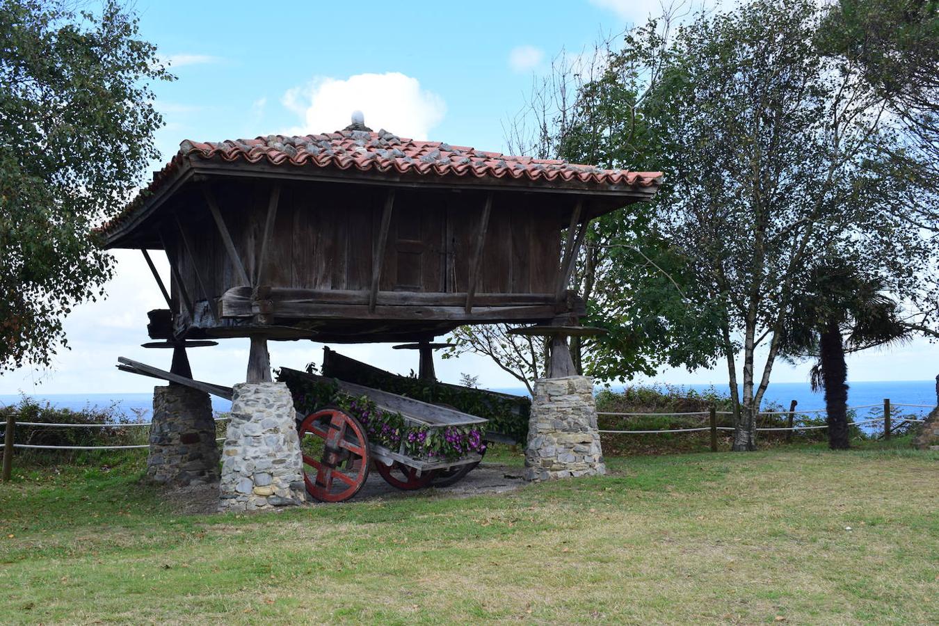 En el pueblo de Cadavedo y en pleno concejo de Valdés, es donde esta vez te acercamos y donde se encuentra el mirador de La Regalina, uno de esos lugares especiales que pueden encontrarse a ras de la costa asturiana y desde el que podrás disfrutar de una de las mejores vistas del occidente asturiano y del litoral. Un estupendo balcón en el que los pastos verdes tiñen de color un paisaje único y en el que la gran protagonista es una pequeña ermita de 1931 y dos hórreos, los cuales se encargan de presidir los acantilados de más de 70 metros sobre los que se ubica este mirador. Una panorámica única que nos acerca a ese Paisaje Protegido de la Costa Occidental Asturiana en el que se fusionan a la perfección mar y montaña, regalándonos unas vistas inigualables de la Playa de Cadavedo y Ribón y al arenal de Churín.