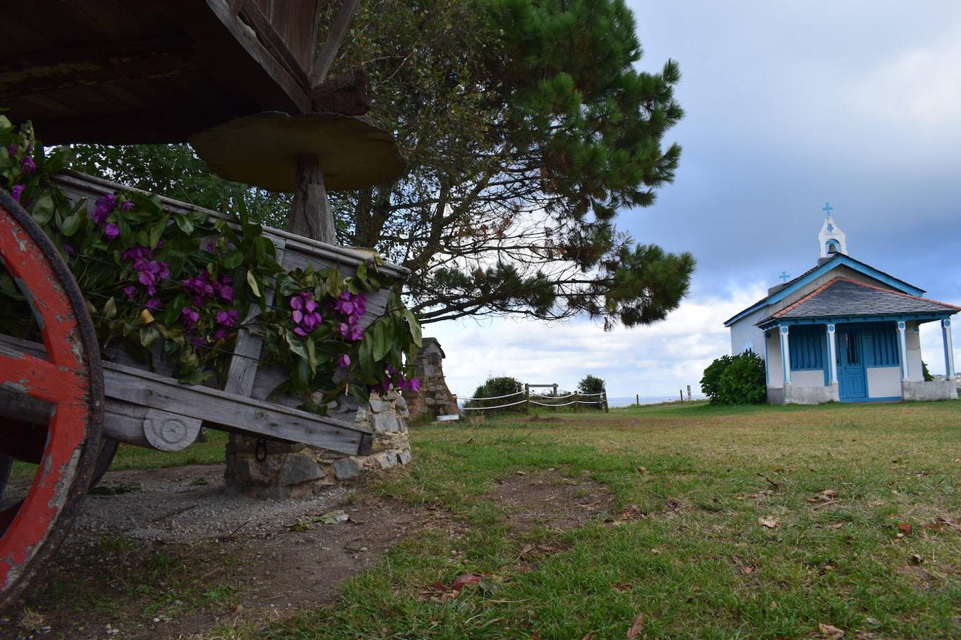 En el pueblo de Cadavedo y en pleno concejo de Valdés, es donde esta vez te acercamos y donde se encuentra el mirador de La Regalina, uno de esos lugares especiales que pueden encontrarse a ras de la costa asturiana y desde el que podrás disfrutar de una de las mejores vistas del occidente asturiano y del litoral. Un estupendo balcón en el que los pastos verdes tiñen de color un paisaje único y en el que la gran protagonista es una pequeña ermita de 1931 y dos hórreos, los cuales se encargan de presidir los acantilados de más de 70 metros sobre los que se ubica este mirador. Una panorámica única que nos acerca a ese Paisaje Protegido de la Costa Occidental Asturiana en el que se fusionan a la perfección mar y montaña, regalándonos unas vistas inigualables de la Playa de Cadavedo y Ribón y al arenal de Churín.