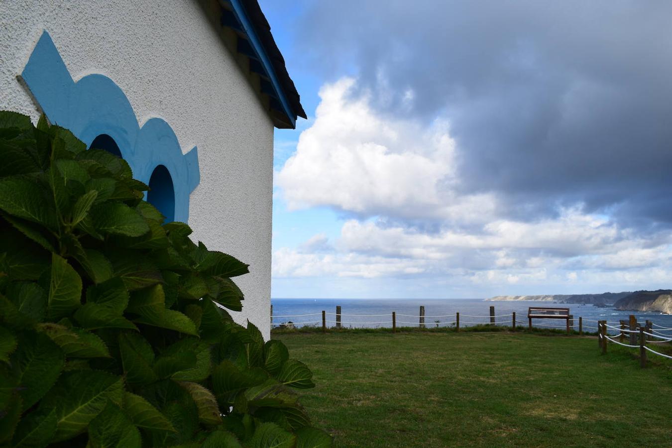 En el pueblo de Cadavedo y en pleno concejo de Valdés, es donde esta vez te acercamos y donde se encuentra el mirador de La Regalina, uno de esos lugares especiales que pueden encontrarse a ras de la costa asturiana y desde el que podrás disfrutar de una de las mejores vistas del occidente asturiano y del litoral. Un estupendo balcón en el que los pastos verdes tiñen de color un paisaje único y en el que la gran protagonista es una pequeña ermita de 1931 y dos hórreos, los cuales se encargan de presidir los acantilados de más de 70 metros sobre los que se ubica este mirador. Una panorámica única que nos acerca a ese Paisaje Protegido de la Costa Occidental Asturiana en el que se fusionan a la perfección mar y montaña, regalándonos unas vistas inigualables de la Playa de Cadavedo y Ribón y al arenal de Churín.