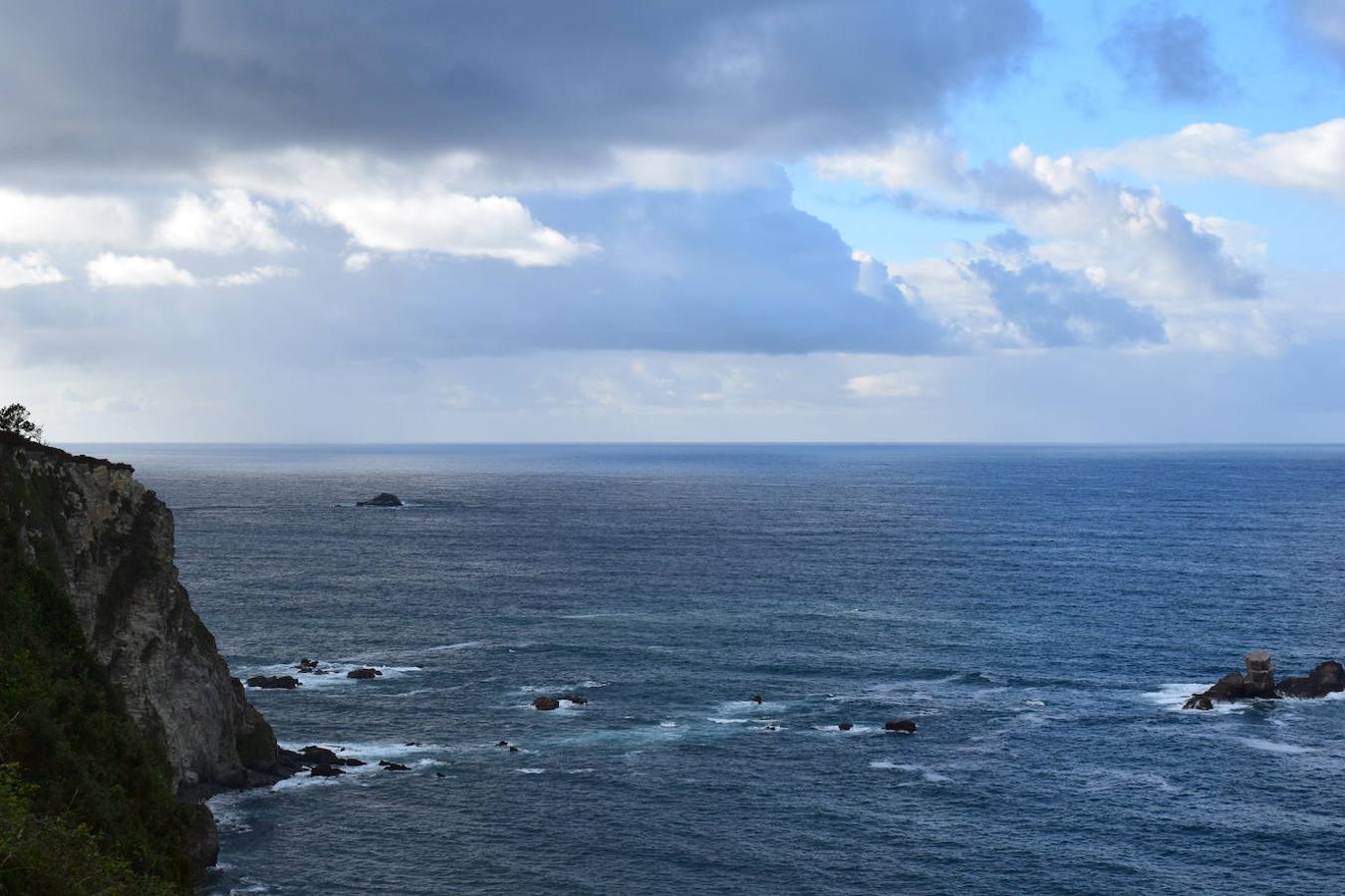 En el pueblo de Cadavedo y en pleno concejo de Valdés, es donde esta vez te acercamos y donde se encuentra el mirador de La Regalina, uno de esos lugares especiales que pueden encontrarse a ras de la costa asturiana y desde el que podrás disfrutar de una de las mejores vistas del occidente asturiano y del litoral. Un estupendo balcón en el que los pastos verdes tiñen de color un paisaje único y en el que la gran protagonista es una pequeña ermita de 1931 y dos hórreos, los cuales se encargan de presidir los acantilados de más de 70 metros sobre los que se ubica este mirador. Una panorámica única que nos acerca a ese Paisaje Protegido de la Costa Occidental Asturiana en el que se fusionan a la perfección mar y montaña, regalándonos unas vistas inigualables de la Playa de Cadavedo y Ribón y al arenal de Churín.