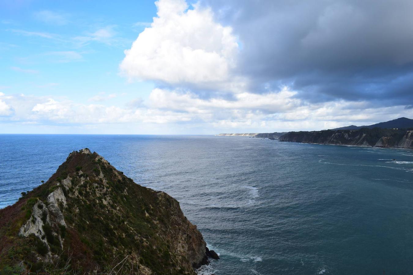 En el pueblo de Cadavedo y en pleno concejo de Valdés, es donde esta vez te acercamos y donde se encuentra el mirador de La Regalina, uno de esos lugares especiales que pueden encontrarse a ras de la costa asturiana y desde el que podrás disfrutar de una de las mejores vistas del occidente asturiano y del litoral. Un estupendo balcón en el que los pastos verdes tiñen de color un paisaje único y en el que la gran protagonista es una pequeña ermita de 1931 y dos hórreos, los cuales se encargan de presidir los acantilados de más de 70 metros sobre los que se ubica este mirador. Una panorámica única que nos acerca a ese Paisaje Protegido de la Costa Occidental Asturiana en el que se fusionan a la perfección mar y montaña, regalándonos unas vistas inigualables de la Playa de Cadavedo y Ribón y al arenal de Churín.