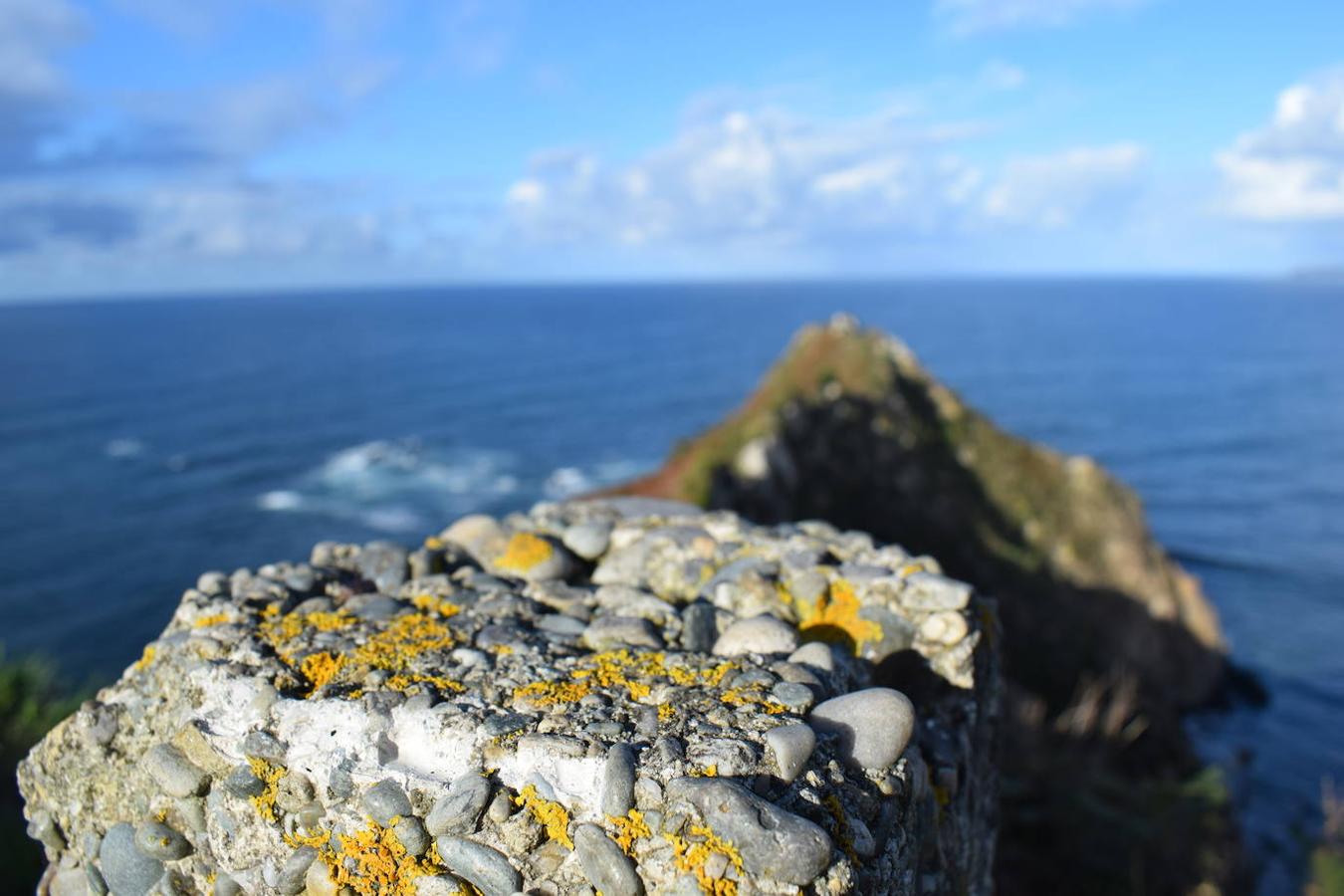 En el pueblo de Cadavedo y en pleno concejo de Valdés, es donde esta vez te acercamos y donde se encuentra el mirador de La Regalina, uno de esos lugares especiales que pueden encontrarse a ras de la costa asturiana y desde el que podrás disfrutar de una de las mejores vistas del occidente asturiano y del litoral. Un estupendo balcón en el que los pastos verdes tiñen de color un paisaje único y en el que la gran protagonista es una pequeña ermita de 1931 y dos hórreos, los cuales se encargan de presidir los acantilados de más de 70 metros sobre los que se ubica este mirador. Una panorámica única que nos acerca a ese Paisaje Protegido de la Costa Occidental Asturiana en el que se fusionan a la perfección mar y montaña, regalándonos unas vistas inigualables de la Playa de Cadavedo y Ribón y al arenal de Churín. 