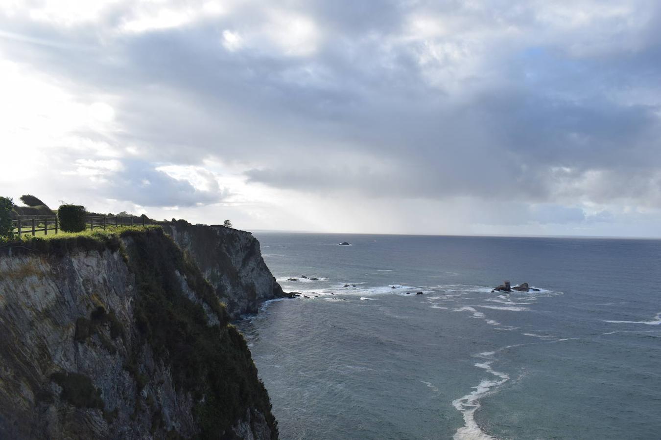 En el pueblo de Cadavedo y en pleno concejo de Valdés, es donde esta vez te acercamos y donde se encuentra el mirador de La Regalina, uno de esos lugares especiales que pueden encontrarse a ras de la costa asturiana y desde el que podrás disfrutar de una de las mejores vistas del occidente asturiano y del litoral. Un estupendo balcón en el que los pastos verdes tiñen de color un paisaje único y en el que la gran protagonista es una pequeña ermita de 1931 y dos hórreos, los cuales se encargan de presidir los acantilados de más de 70 metros sobre los que se ubica este mirador. Una panorámica única que nos acerca a ese Paisaje Protegido de la Costa Occidental Asturiana en el que se fusionan a la perfección mar y montaña, regalándonos unas vistas inigualables de la Playa de Cadavedo y Ribón y al arenal de Churín.