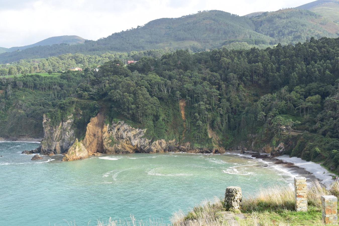 En el pueblo de Cadavedo y en pleno concejo de Valdés, es donde esta vez te acercamos y donde se encuentra el mirador de La Regalina, uno de esos lugares especiales que pueden encontrarse a ras de la costa asturiana y desde el que podrás disfrutar de una de las mejores vistas del occidente asturiano y del litoral. Un estupendo balcón en el que los pastos verdes tiñen de color un paisaje único y en el que la gran protagonista es una pequeña ermita de 1931 y dos hórreos, los cuales se encargan de presidir los acantilados de más de 70 metros sobre los que se ubica este mirador. Una panorámica única que nos acerca a ese Paisaje Protegido de la Costa Occidental Asturiana en el que se fusionan a la perfección mar y montaña, regalándonos unas vistas inigualables de la Playa de Cadavedo y Ribón y al arenal de Churín.