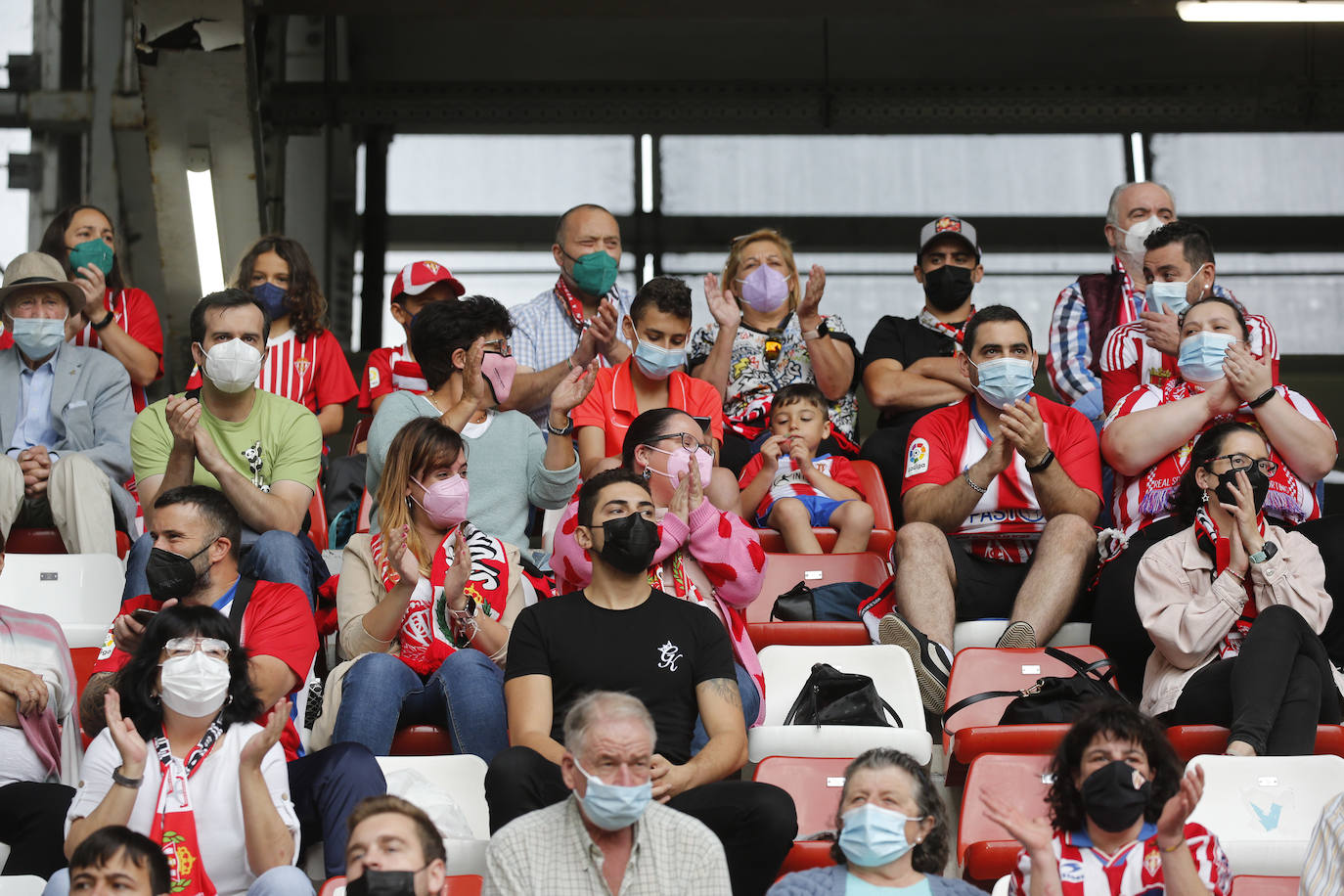 Fotos: ¿Estuviste en el Sporting-Málaga? ¡Búscate!