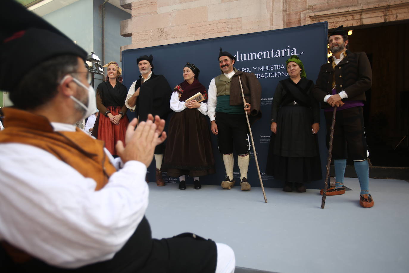 Después de la pausa obligada por la pandemia, el Día'l traxe'l país volvió a la villa moscona con el Concurso Indumentaria 2021. Los participantes desfilaron frente a la Capilla de los Dolores al son de la música en directo de Octavio Trapiella y Dolfu Fernández.