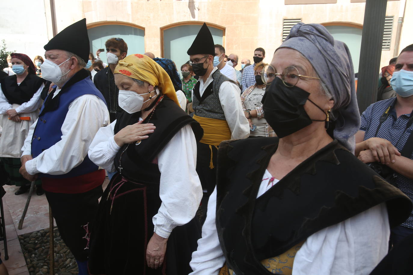 Después de la pausa obligada por la pandemia, el Día'l traxe'l país volvió a la villa moscona con el Concurso Indumentaria 2021. Los participantes desfilaron frente a la Capilla de los Dolores al son de la música en directo de Octavio Trapiella y Dolfu Fernández.