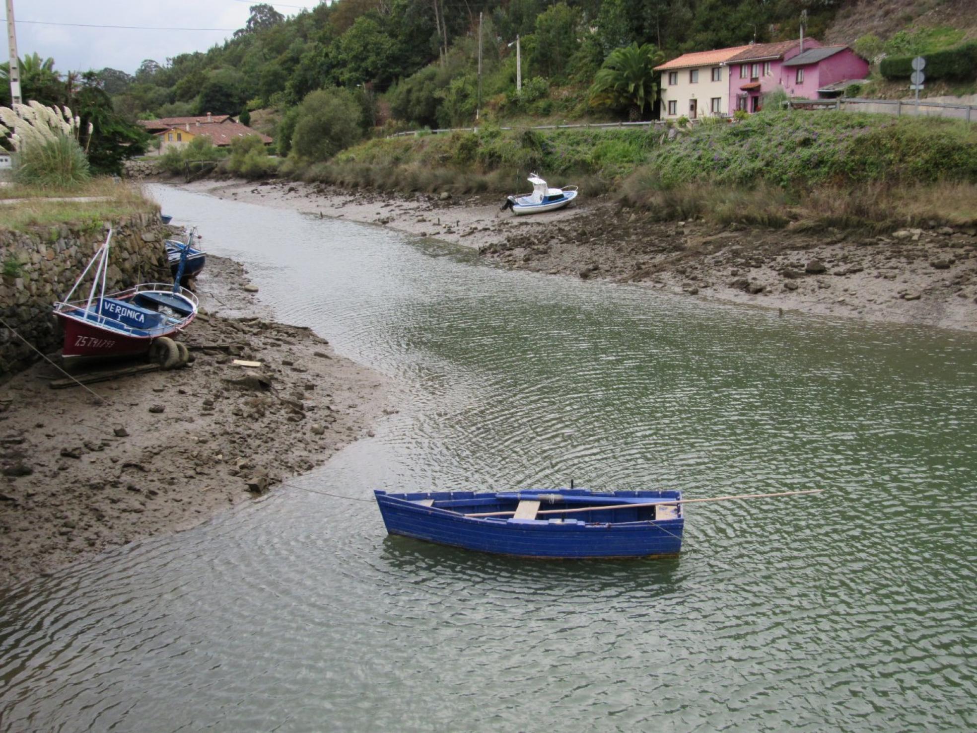 Barcas en la ría de Tina Mayor.