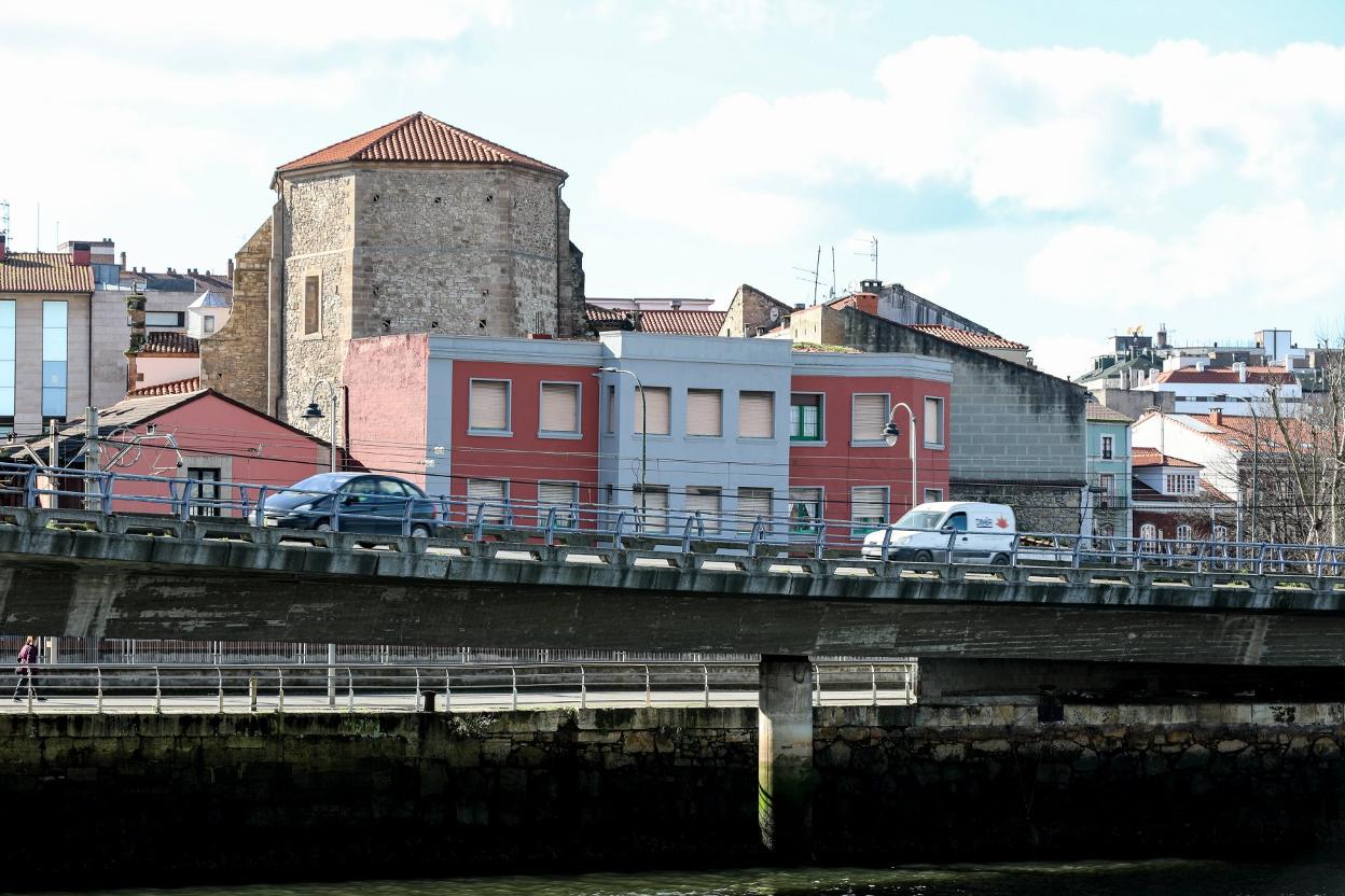 Tras los primeros edificios del Muelle está la muralla. 