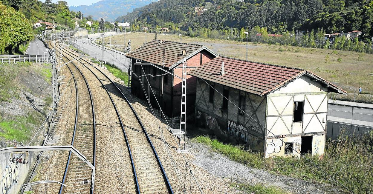 A la derecha, el terreno del fallido polígono industrial de Reicastro, en Mieres, donde el SOMA propone construir la estación del AVE. 