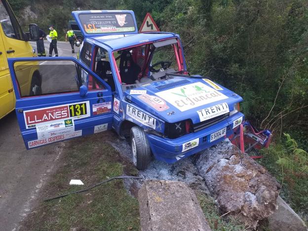 Estado en el que quedó el Seat Marbella que conducían Jaime Gil y Diego Calvo tras salirse de la vía en el kilómetro 12,700 de la carretera del Fitu. 