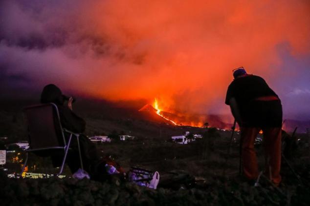 Vecinos y turistas observan el cono del volcán.