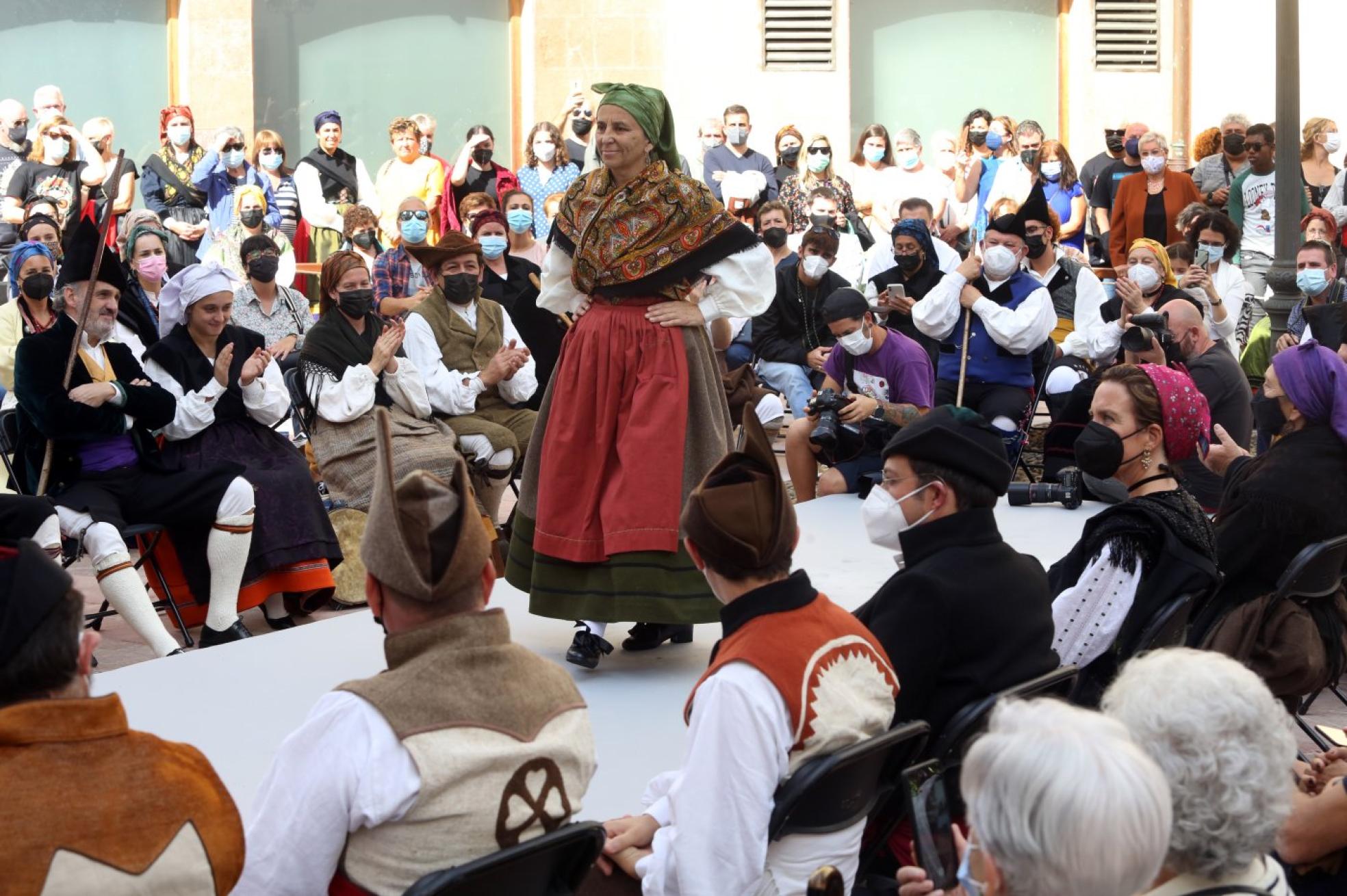 Pasarela del siglo XIX. Los participantes desfilaron ante el público frente a la Capilla de los Dolores.