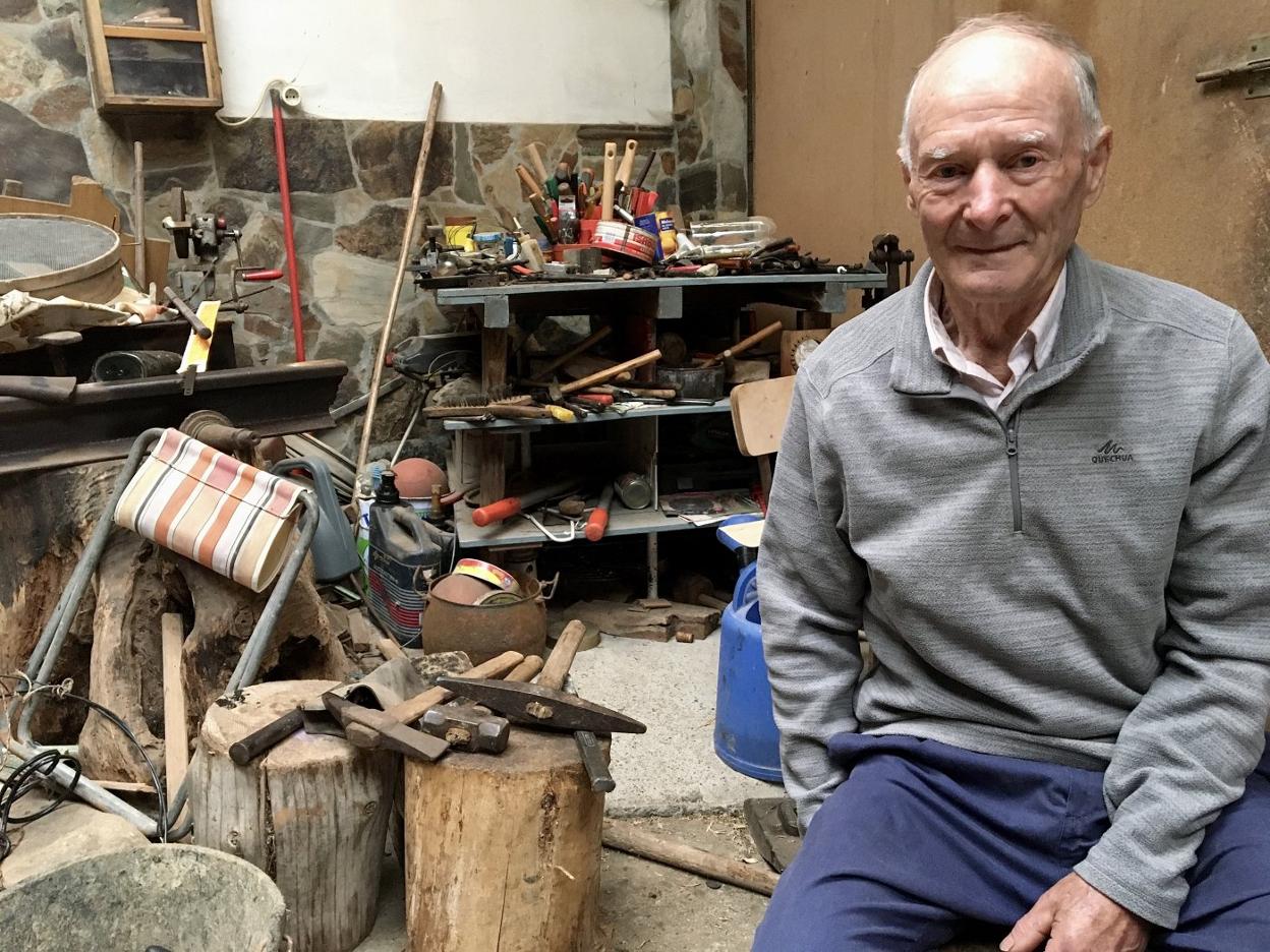 Emilio José Pérez, en el pajar de su casa en Colinas de Arriba, en Tineo. 