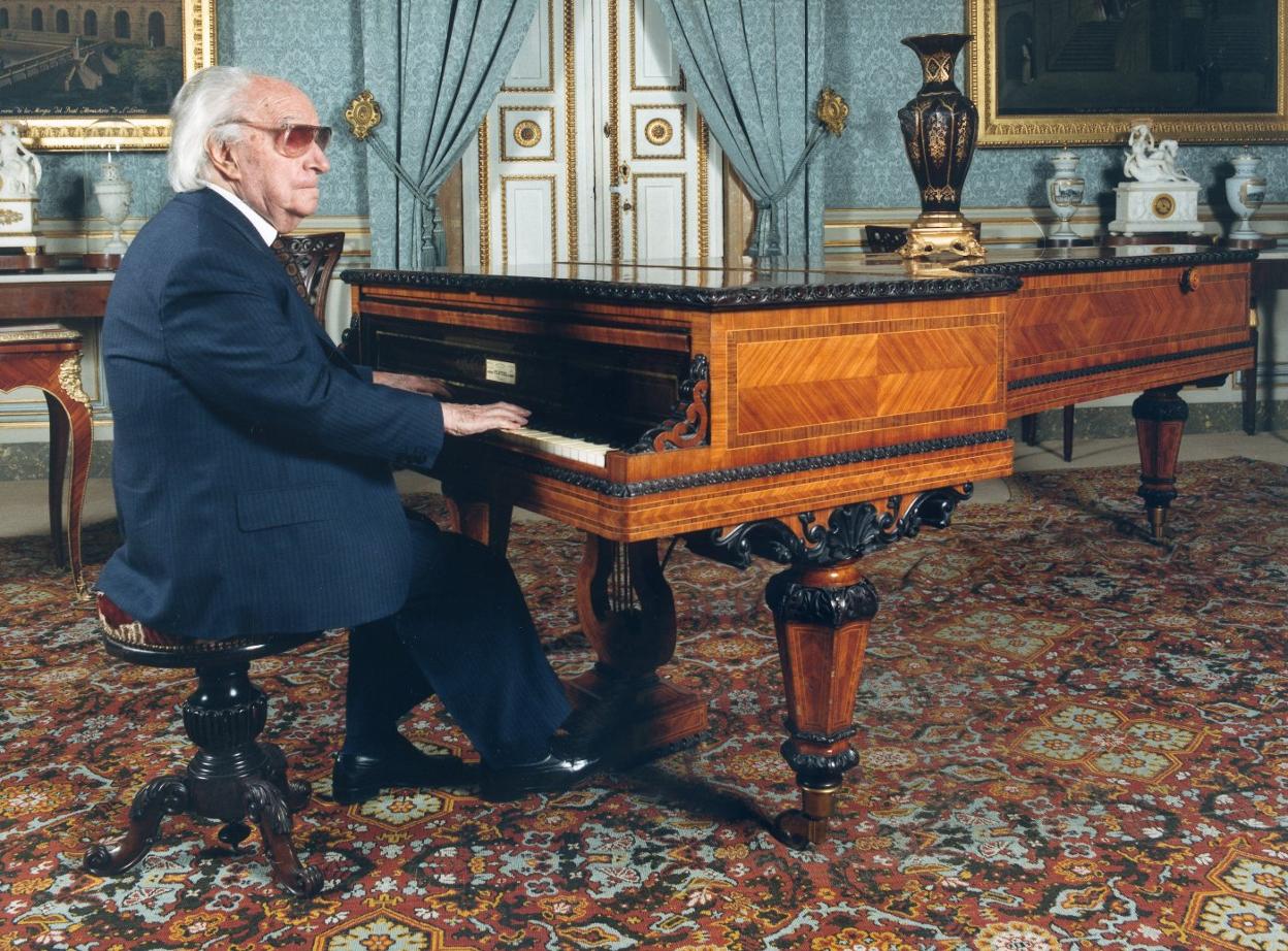 El maestro Joaquín Rodrigo, Premio Príncipe de las Artes en 1996, al piano. 