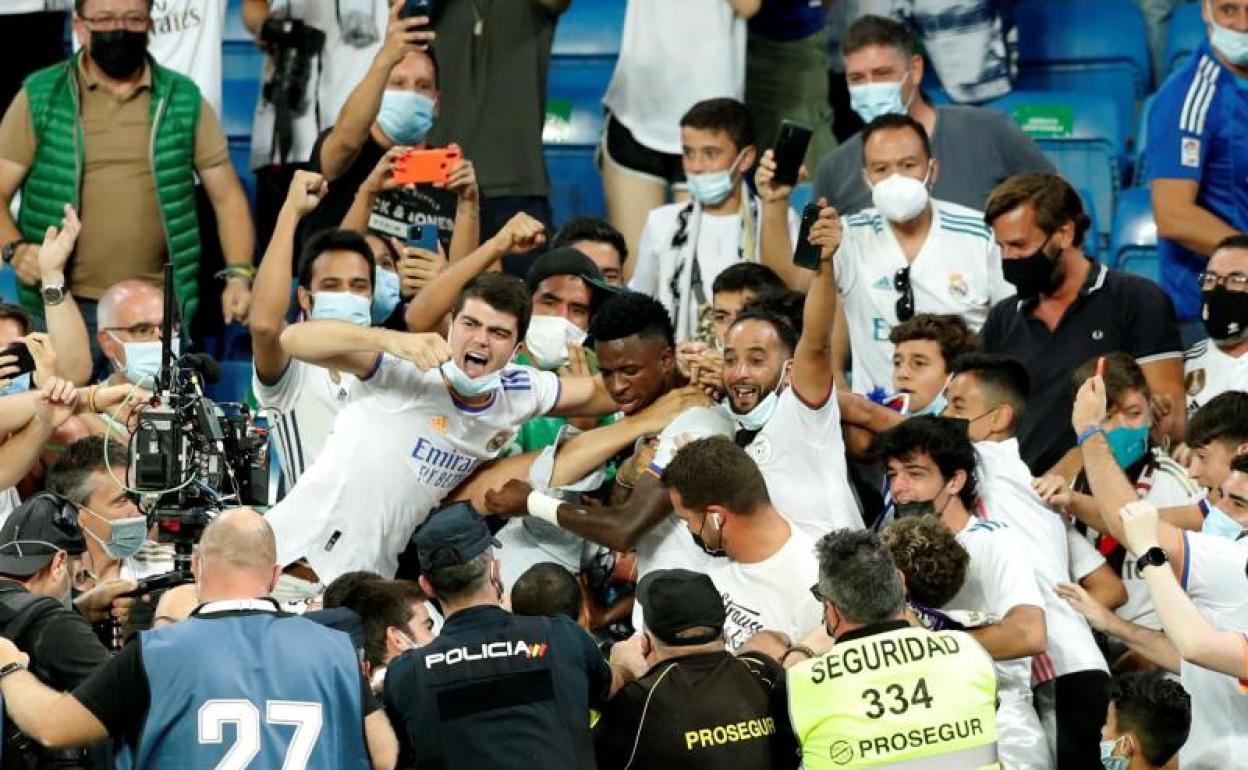 Vinicius celebra un gol con los aficionados madridistas en el Santiago Bernabéu. 