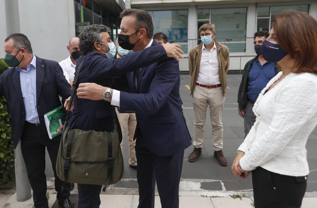 Alejandro Calvo y el cántabro Guillermo Blanco se saludan a las puertas de la consejería. 