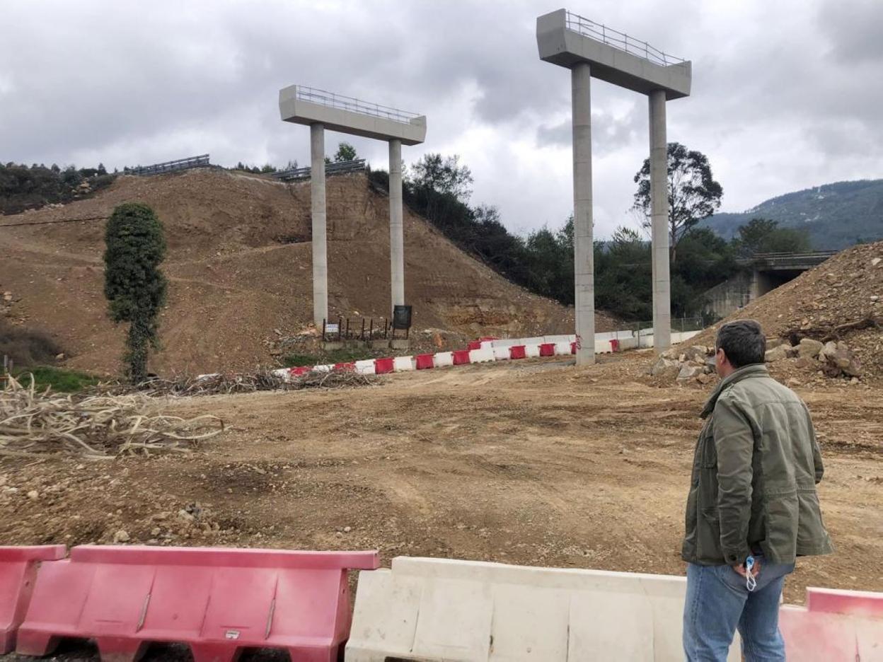 El alcalde de Tineo visitó ayer las obras del puente de La Barrosa. 