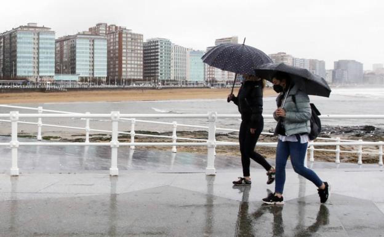 Paseo bajo la lluvia en el muro de Gijón. 