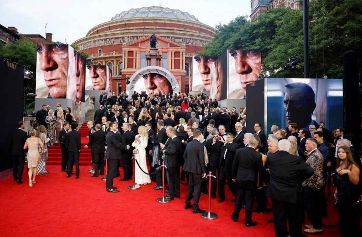 El Royal Albert Hall desplegó su alfombra roja y todo su esplendor para albergar uno de los estrenos más esperados de la temporada: 'No time to die'. Se trata de la puesta de largo de la nueva entrega de las aventuras de James Bond, una película que se ha retrasado más de lo esperado debido a la pandemia pero ha celebrado su premier a nivel mundial en Londres.