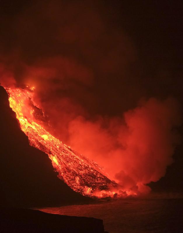 Un mar de lava del volcán Cumbre Vieja llega al océano tras diez días de erupción.